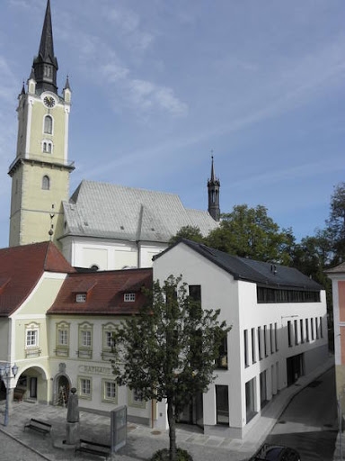 eine Kirche mit einer Uhr an der Seite eines Gebäudes